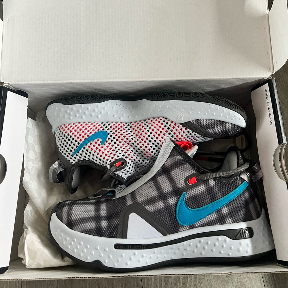 NEVER WORN Nike PG 4 basketball Sneakers